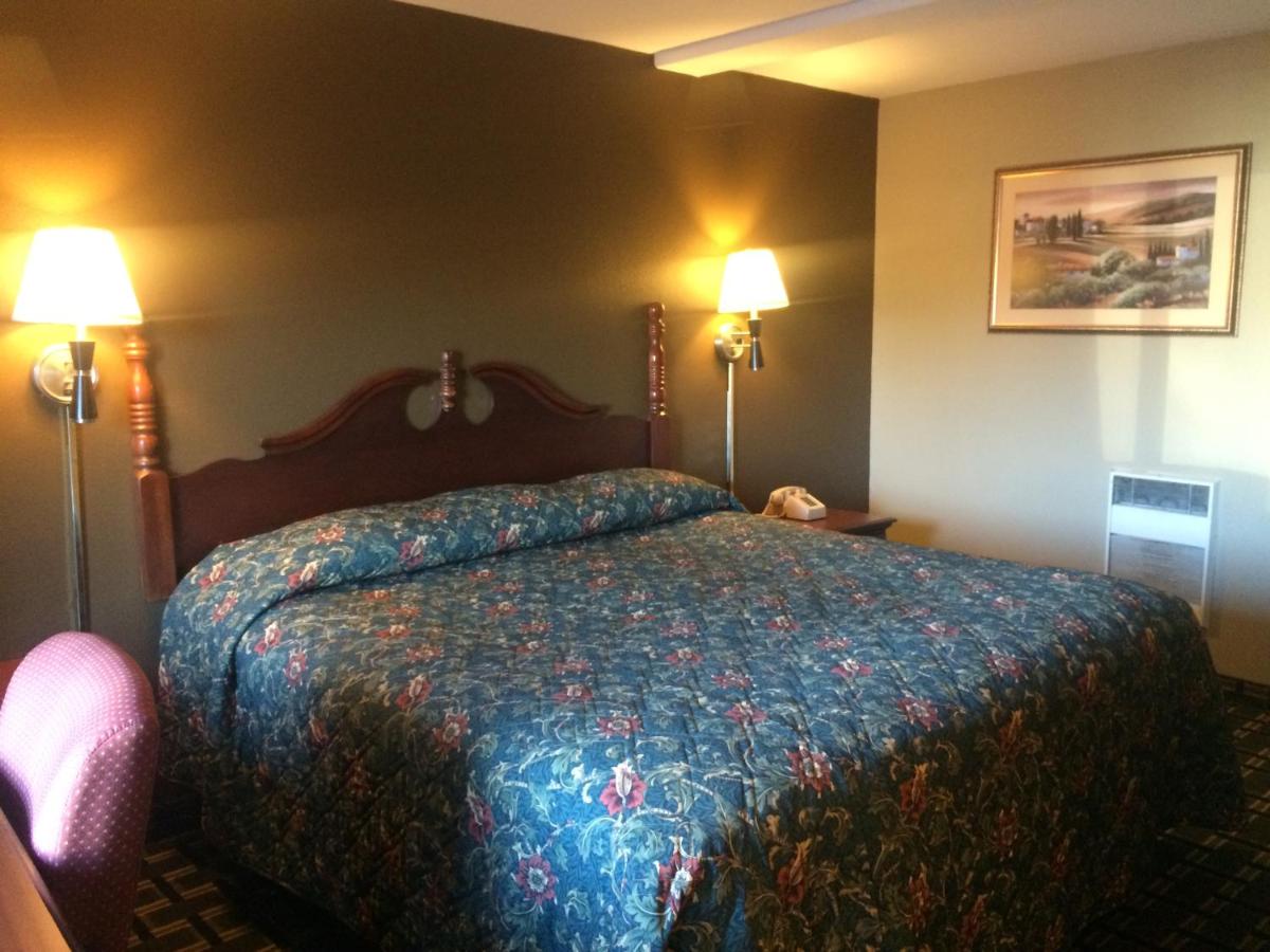 King Room - Non-Smoking at Battlefield Inn Springfield