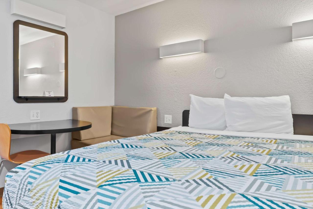 | Motel 6-Ventura, CA - Beach