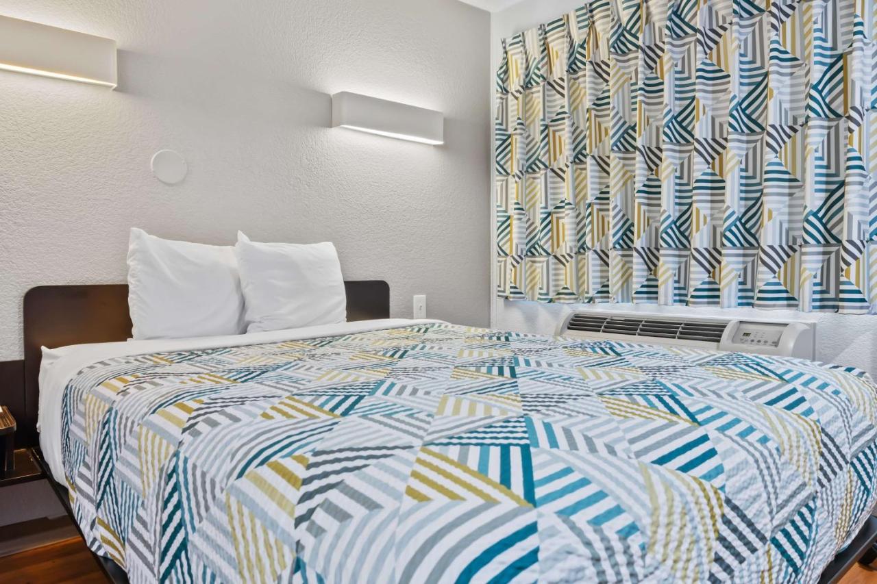 | Motel 6-Ventura, CA - Beach