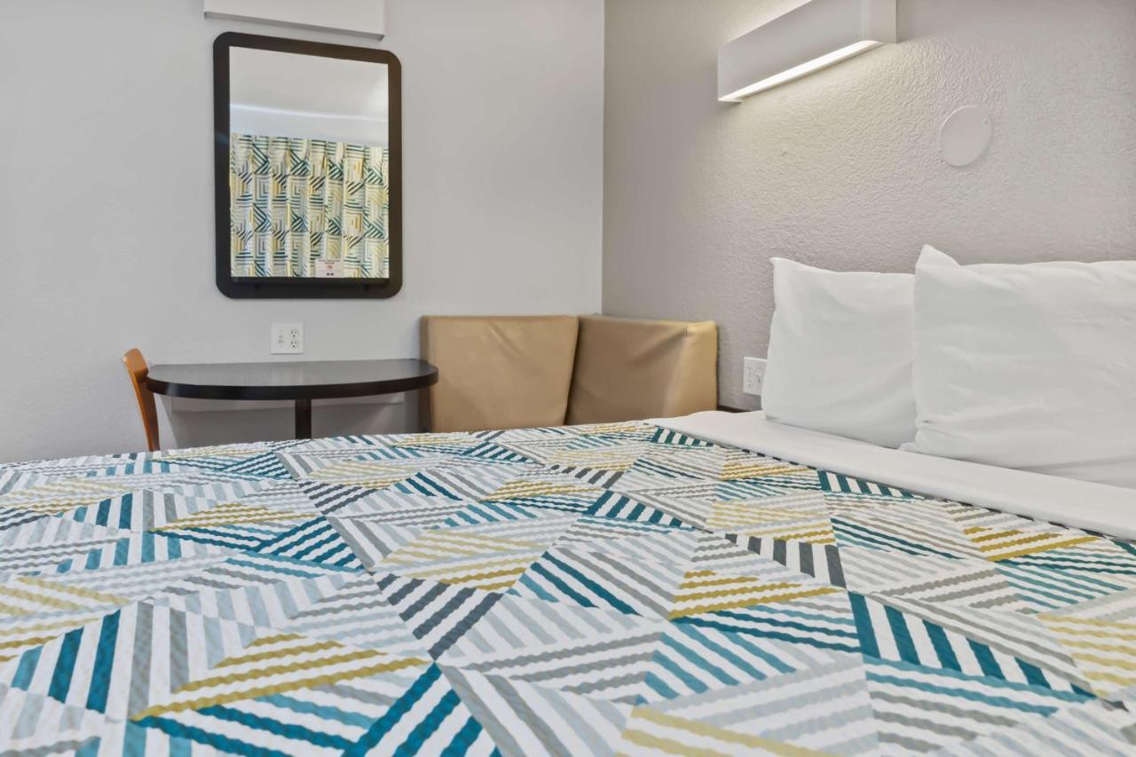 | Motel 6-Ventura, CA - Beach