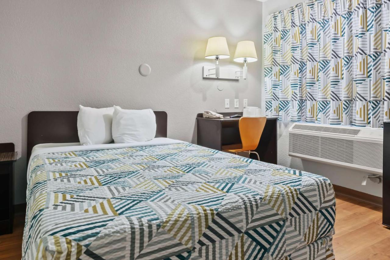 | Motel 6-Ventura, CA - Beach
