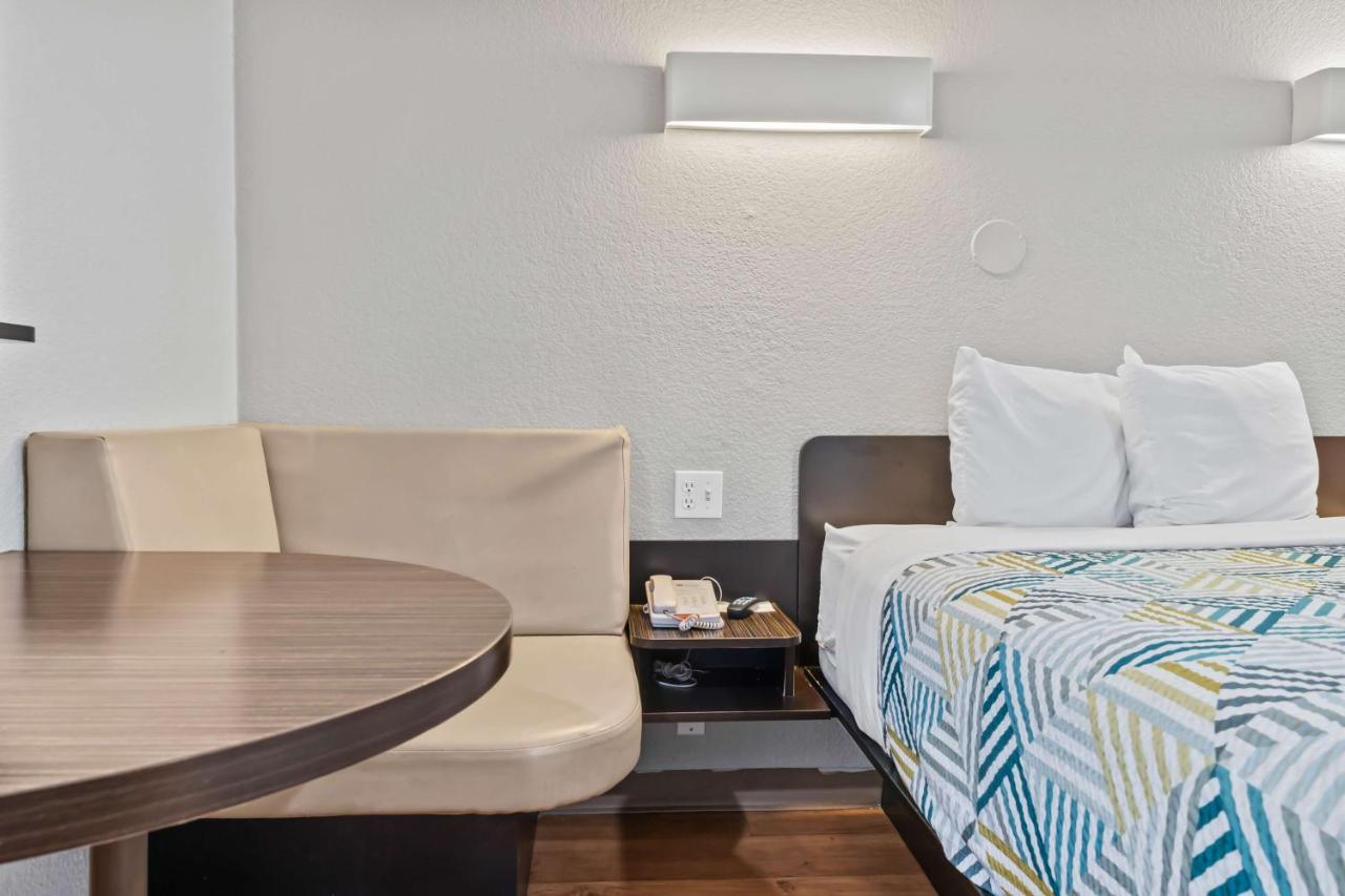 | Motel 6-Ventura, CA - Beach