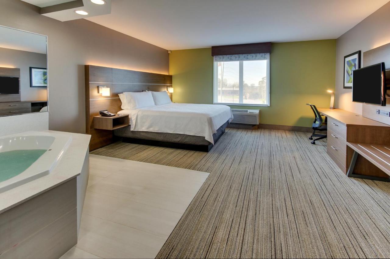 Deluxe Room at Holiday Inn Express & Suites Columbus – Fort Benning Maingate by IHG