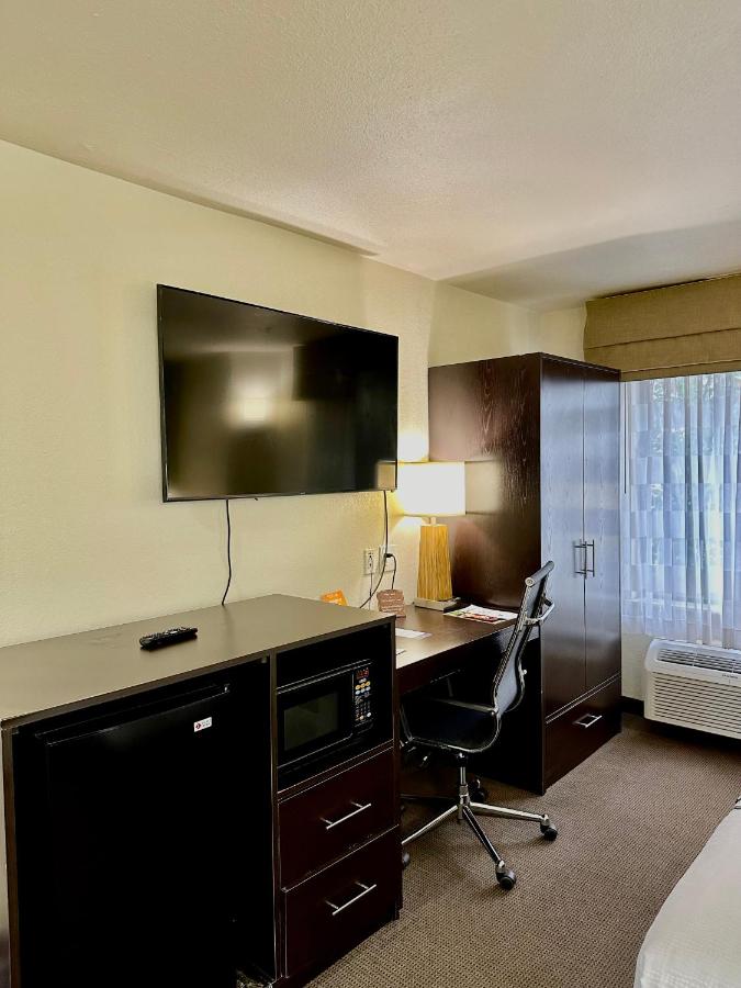King Room at Sleep Inn & Suites Tulsa Central I-44