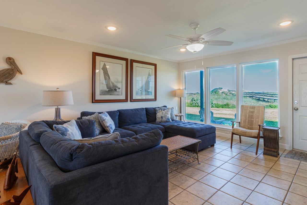 Three-Bedroom Apartment at Executive Keys Condominiums on the Beach