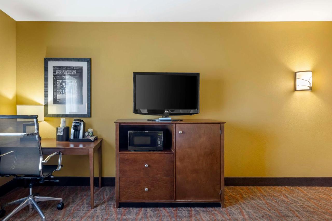 King Room with Shower - Non-Smoking at Best Western Plus Tupelo Inn & Suites
