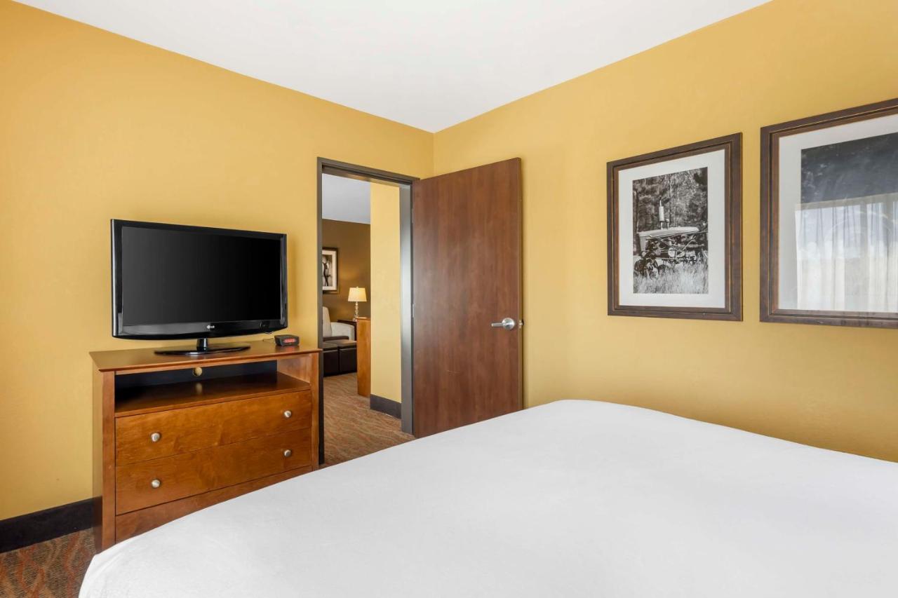 King Suite with Sofa Bed - Non-Smoking at Best Western Plus Tupelo Inn & Suites