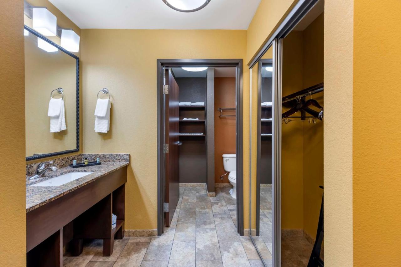 King Room with Shower - Non-Smoking at Best Western Plus Tupelo Inn & Suites