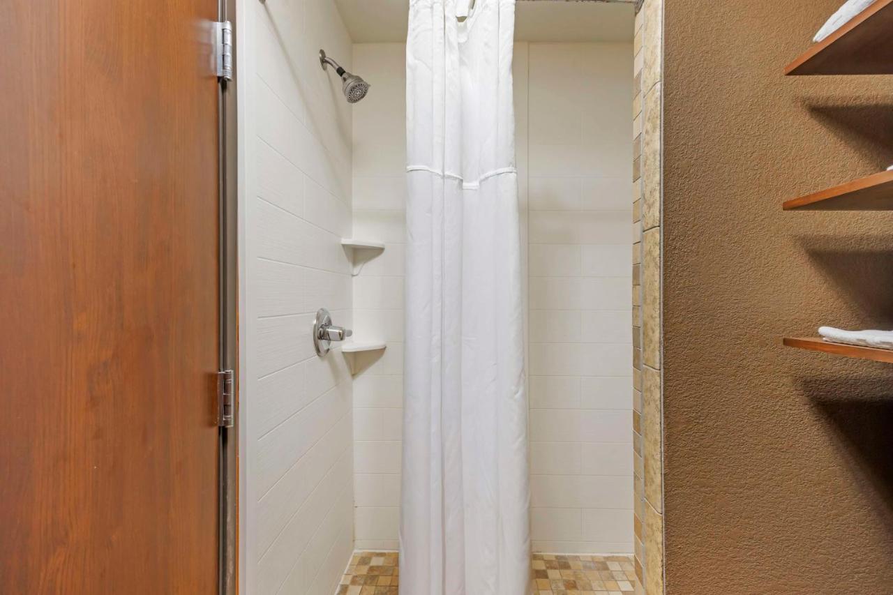 King Room with Shower - Non-Smoking at Best Western Plus Tupelo Inn & Suites