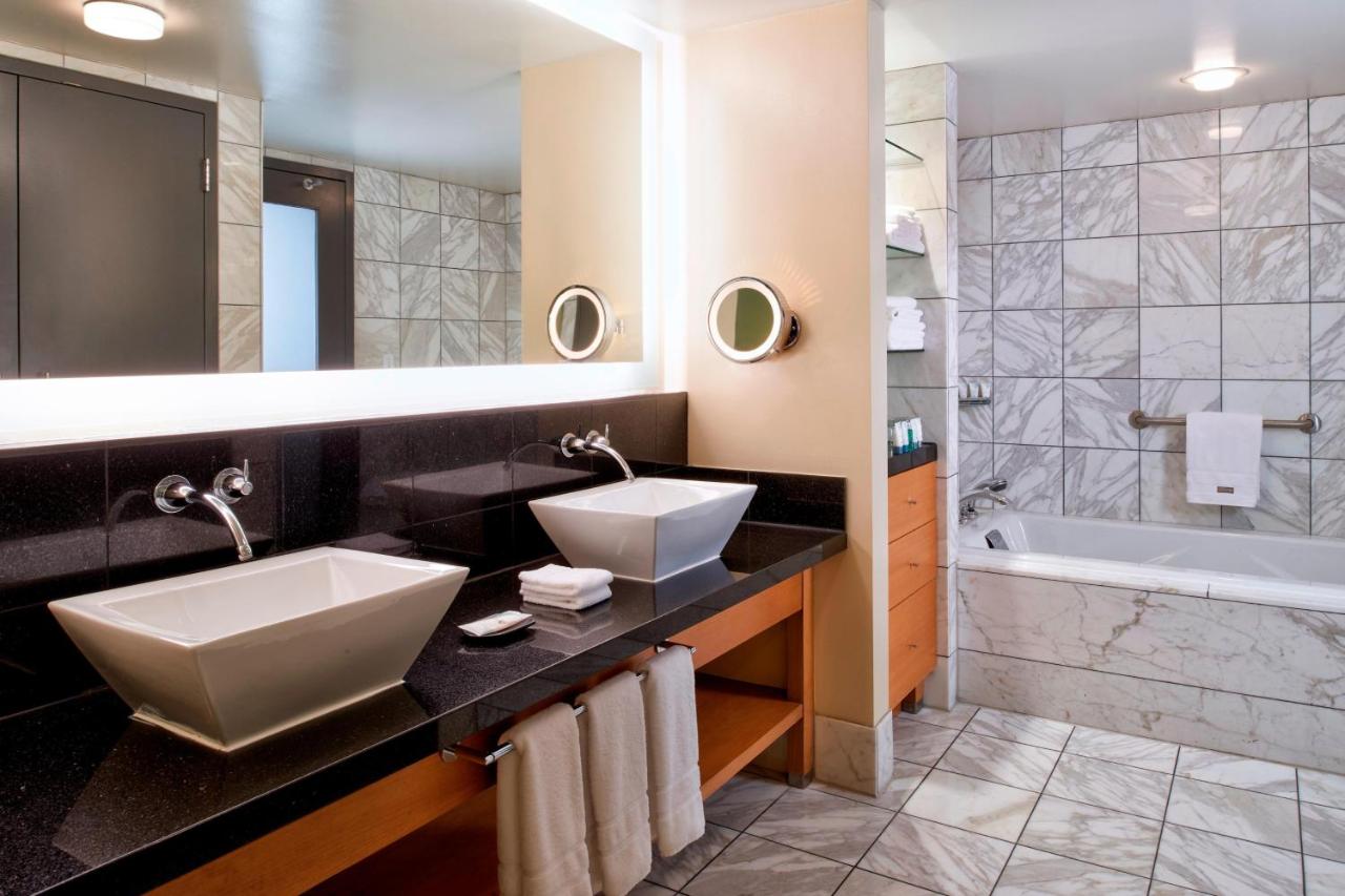 | The Westin Detroit Metropolitan Airport