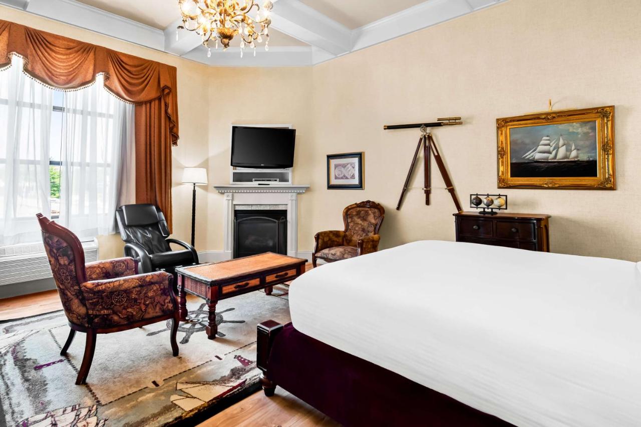 King Room with Fireplace at Best Western Merry Manor Inn