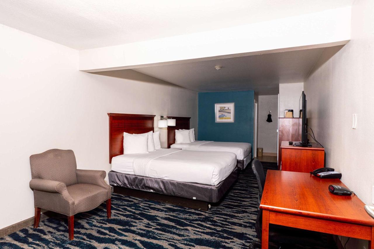 Queen Room with Two Queen Beds - Non-Smoking at Best Western Paradise Inn