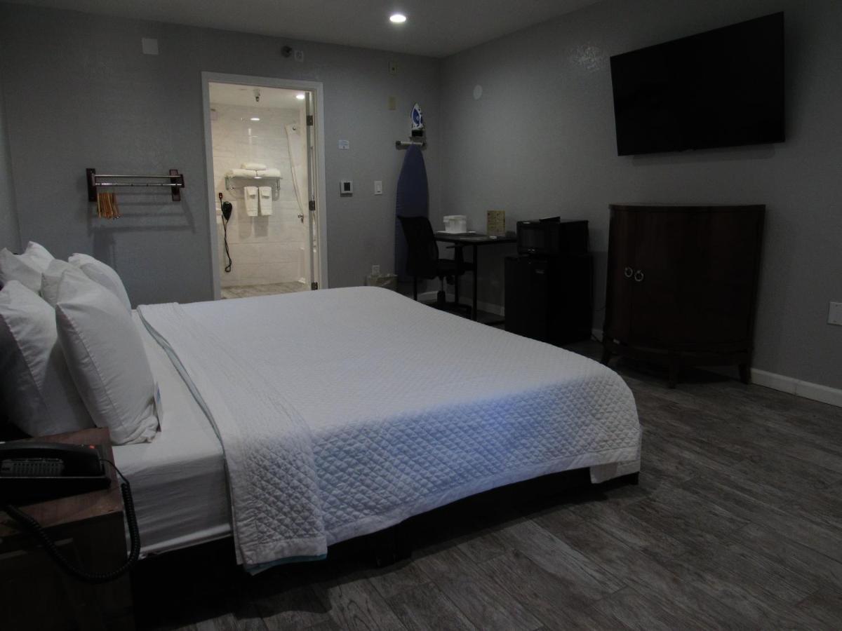 King Room - Mobility Access/Non-Smoking at Capri Suites Anaheim