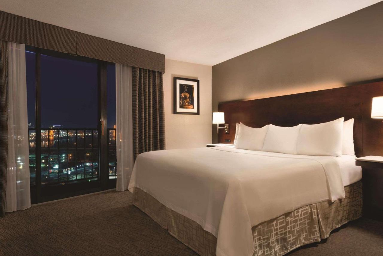 | Radisson Hotel Cincinnati Riverfront