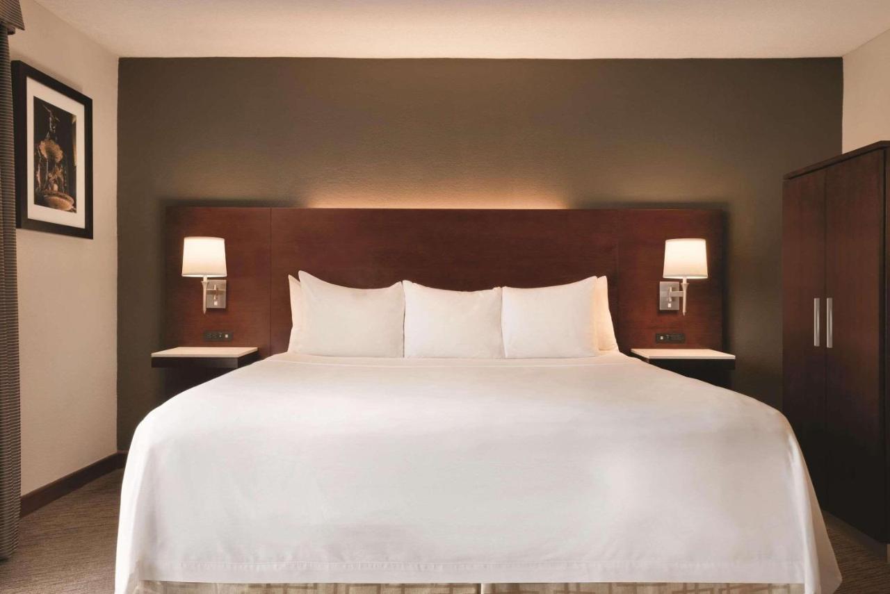 | Radisson Hotel Cincinnati Riverfront