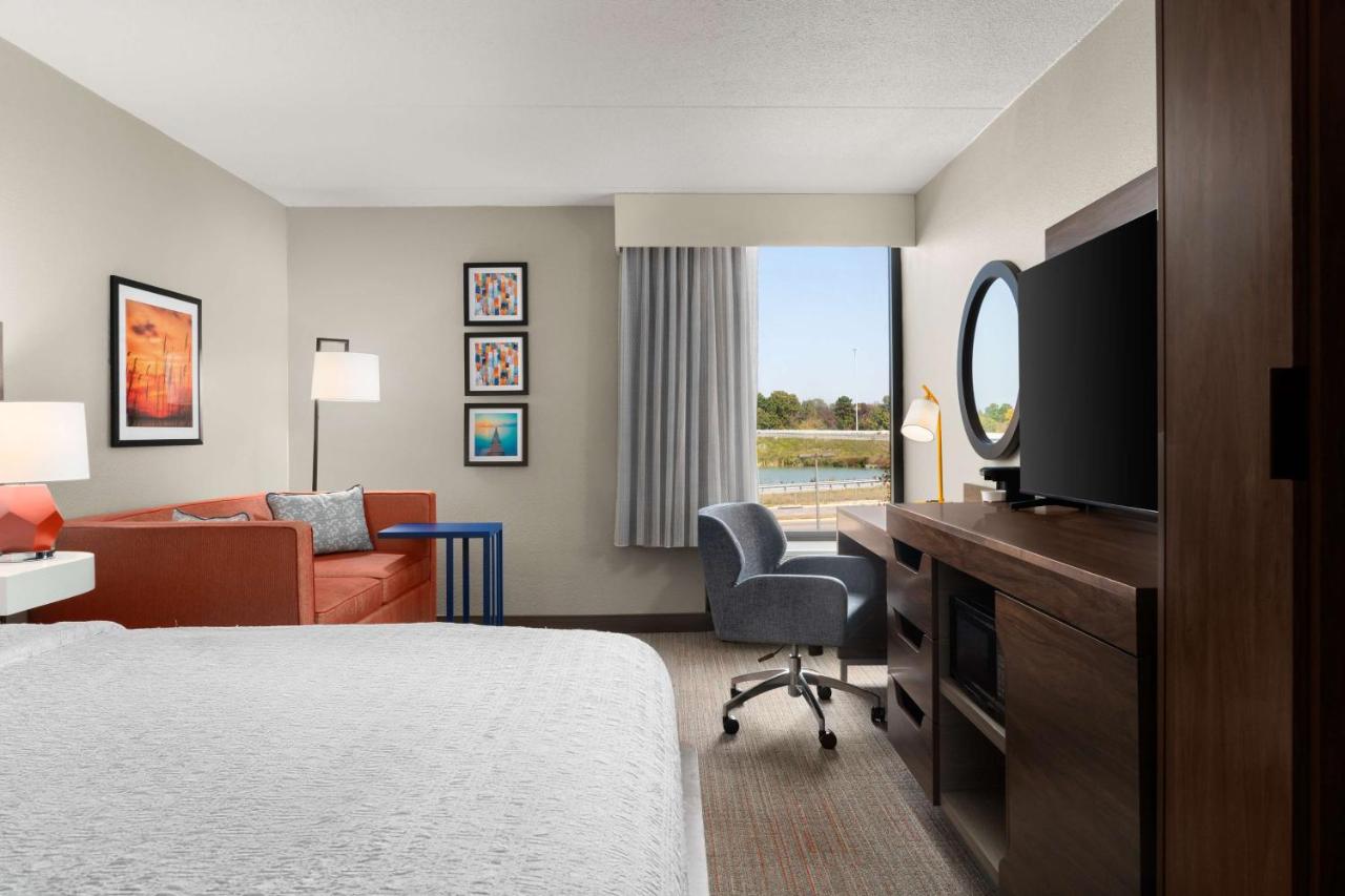King Study with Sofa Bed - Non-Smoking at Hampton Inn Norfolk/Virginia Beach