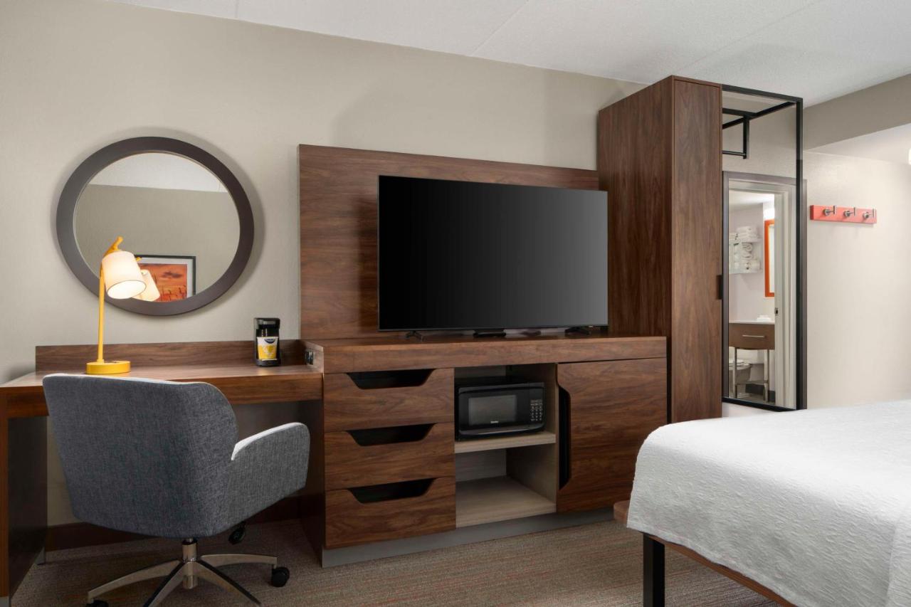 King Room - Non-Smoking at Hampton Inn Norfolk/Virginia Beach
