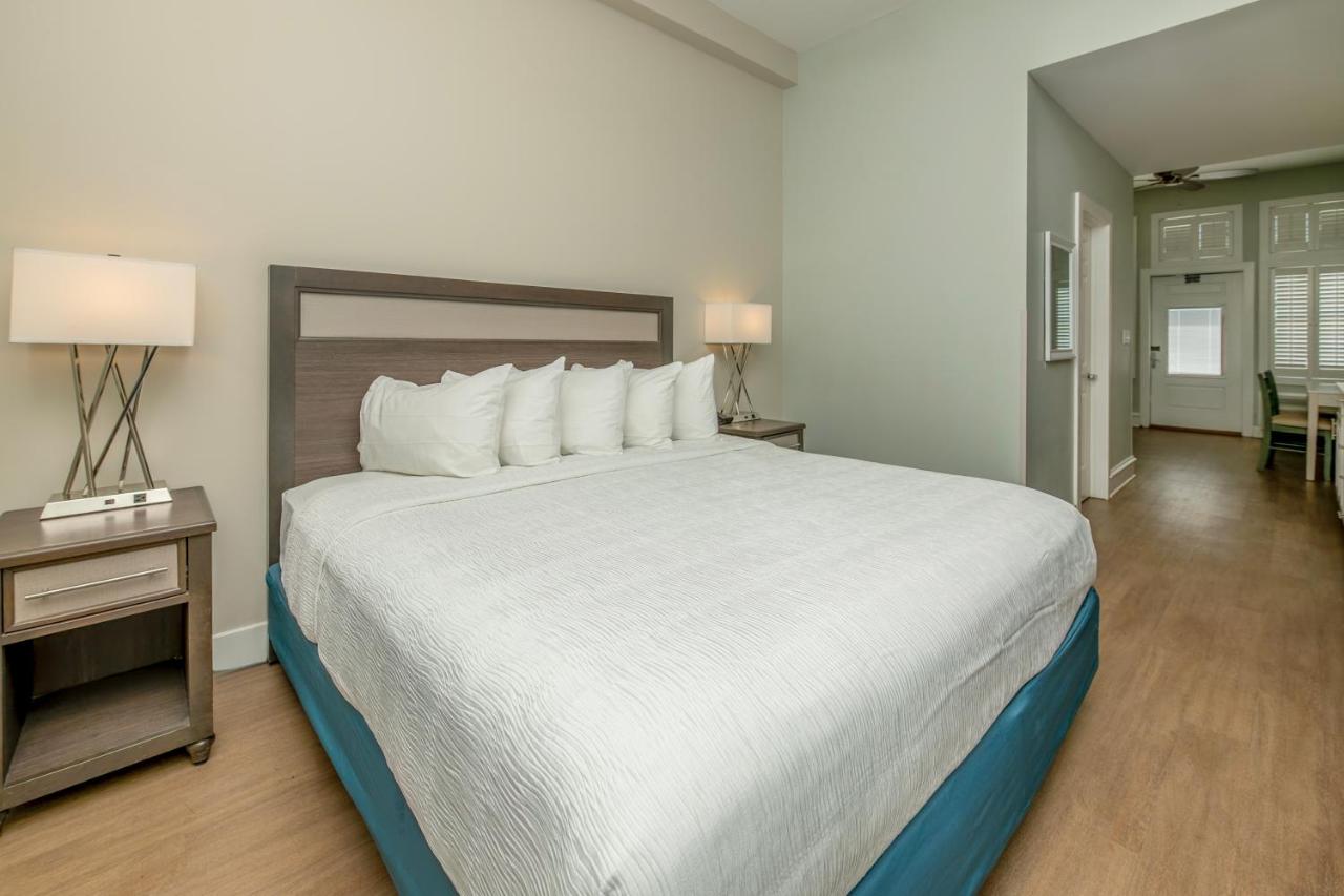  | Commander Hotel & Suites