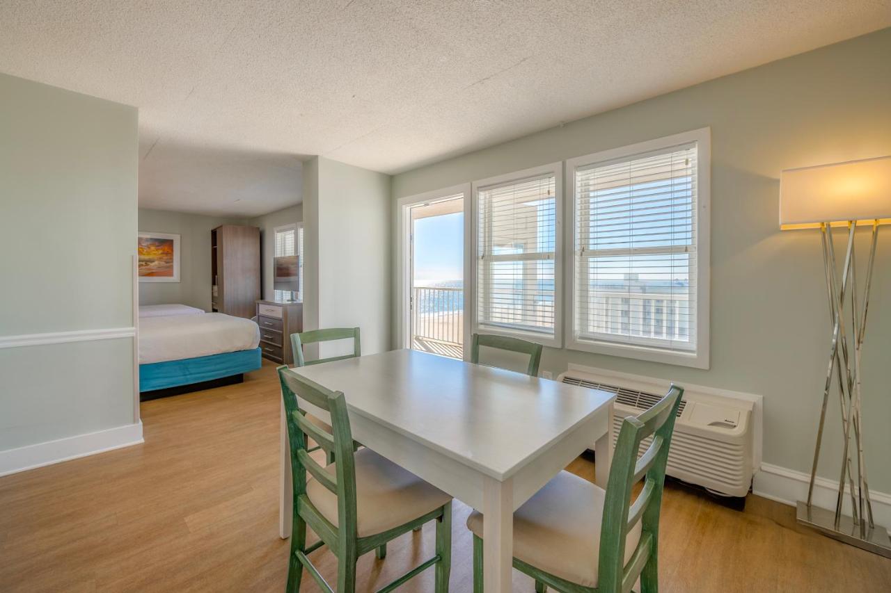 Queen Suite with Sea View at Commander Hotel & Suites