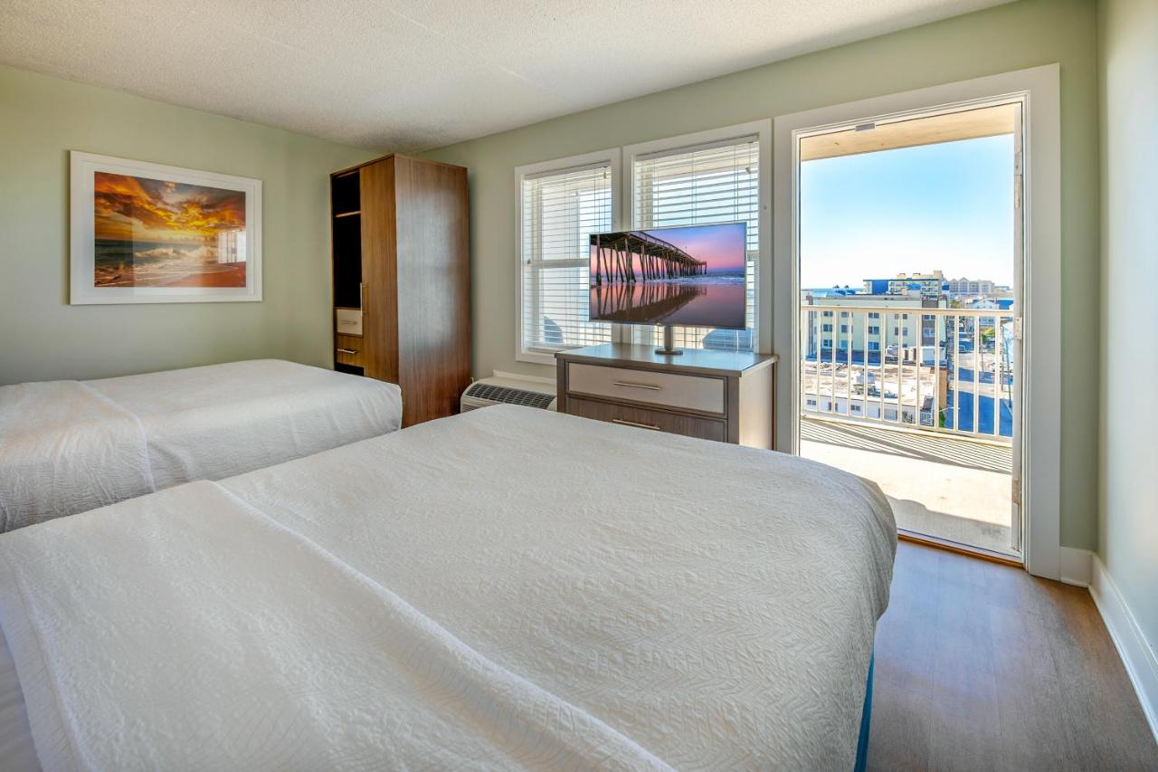 Queen Suite with Sea View at Commander Hotel & Suites
