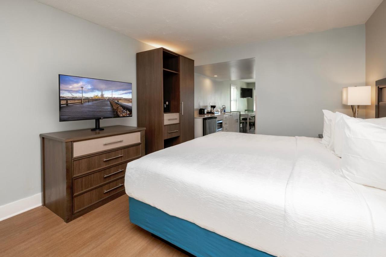 King Suite with Sea View at Commander Hotel & Suites