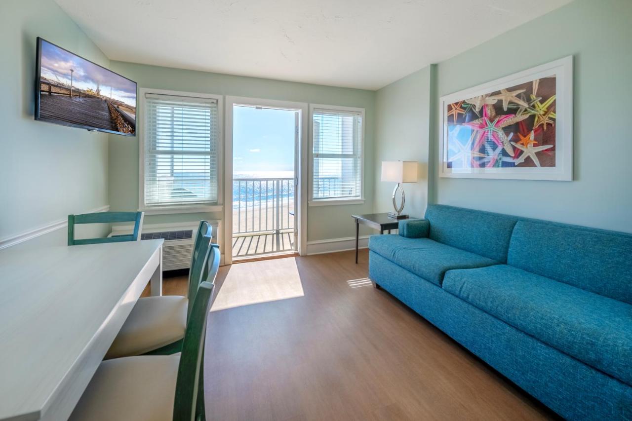 King Suite with Sea View at Commander Hotel & Suites