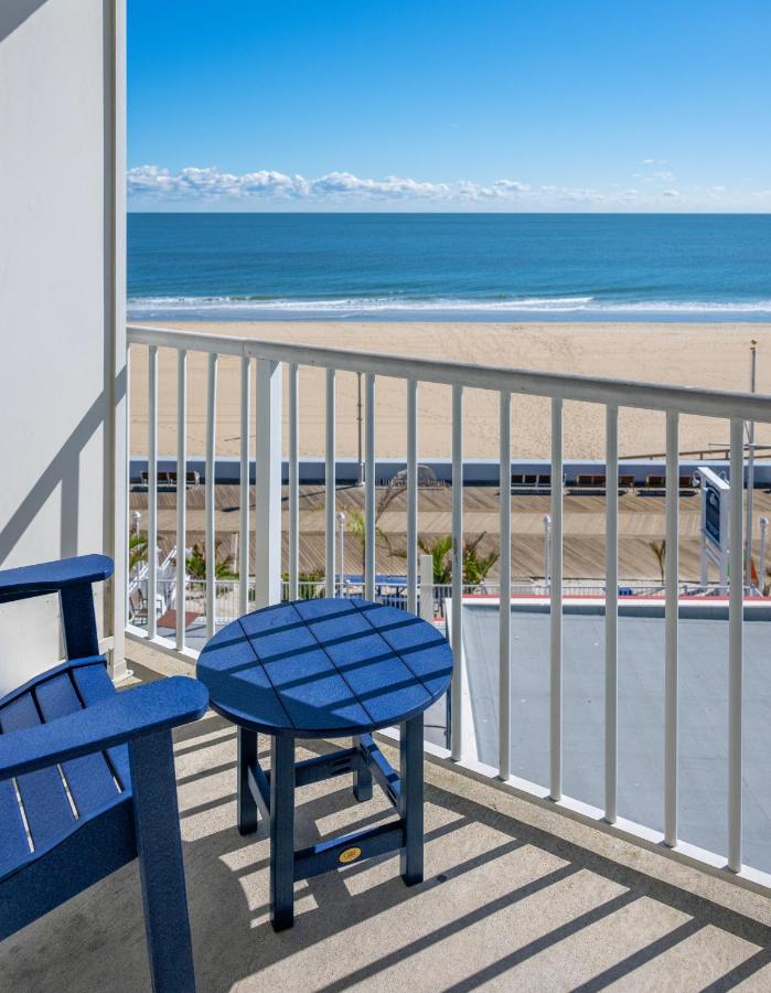 King Suite with Sea View at Commander Hotel & Suites