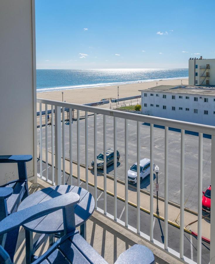  | Commander Hotel & Suites