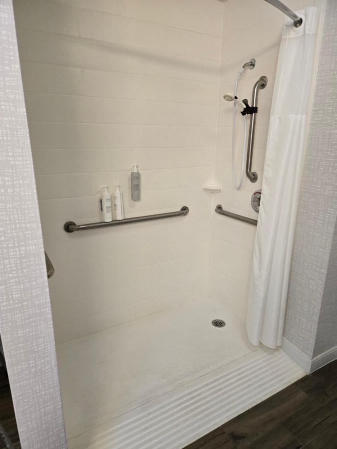 King  Room - Mobility/Hearing Accessible - Non-Smoking at Hampton Inn Commerce