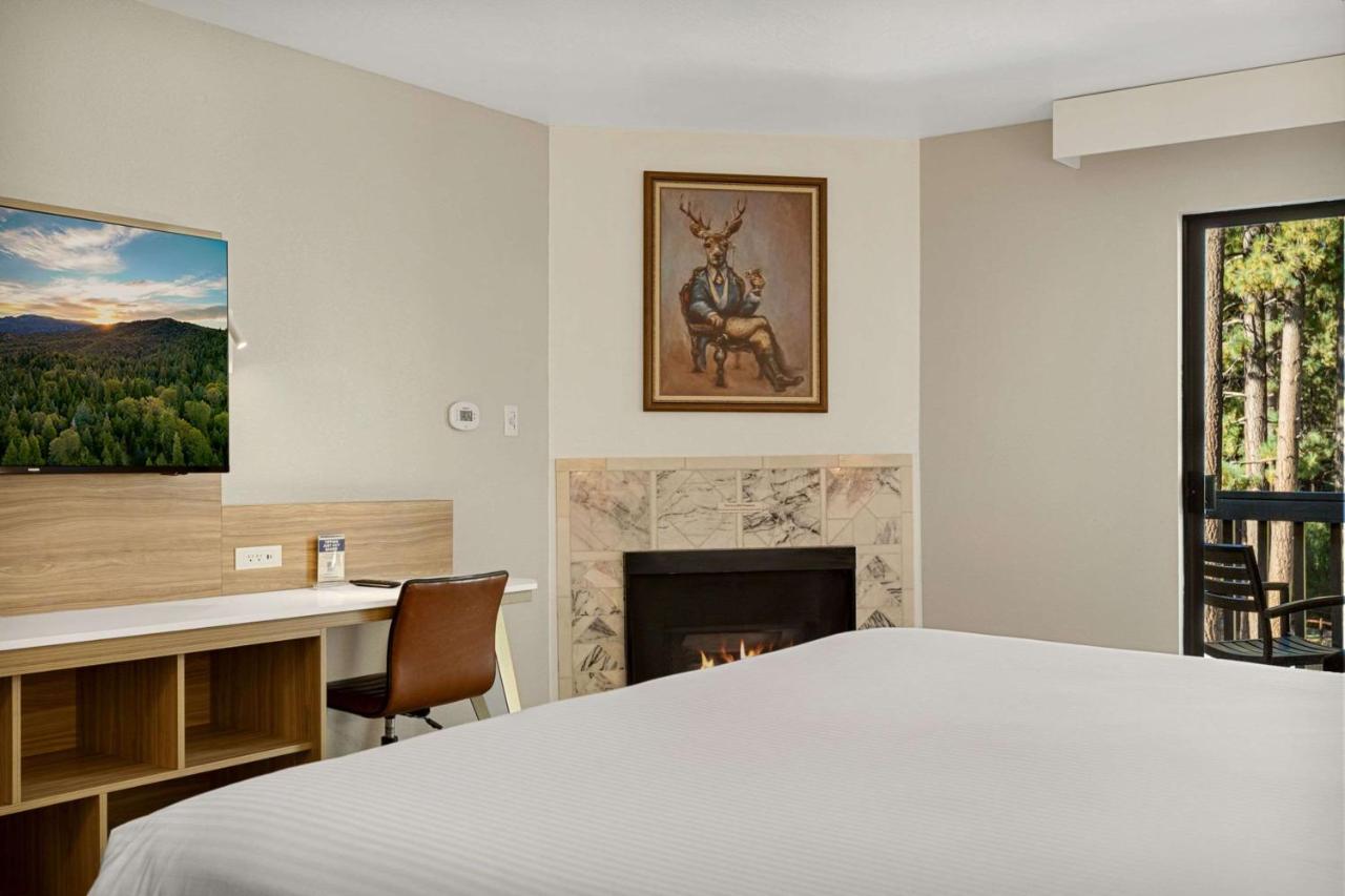 1 King Bed with Fireplace, Balcony and Jetted Tub at Chateau Big Bear Boutique Hotel, BW Signature Collection