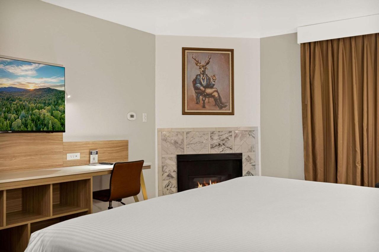 1 King Bed with Fireplace at Chateau Big Bear Boutique Hotel, BW Signature Collection
