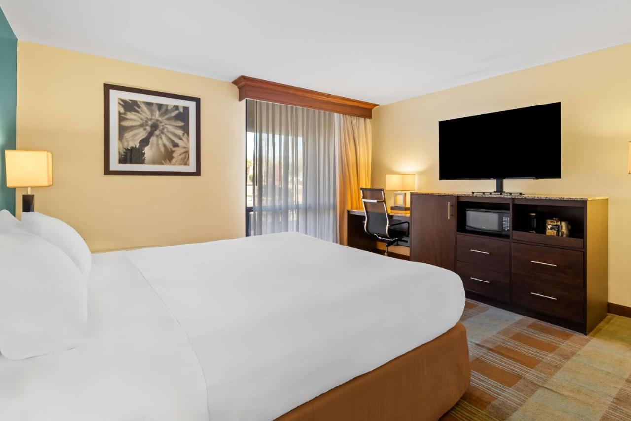 King Room - Disability Access at Best Western Date Tree Hotel