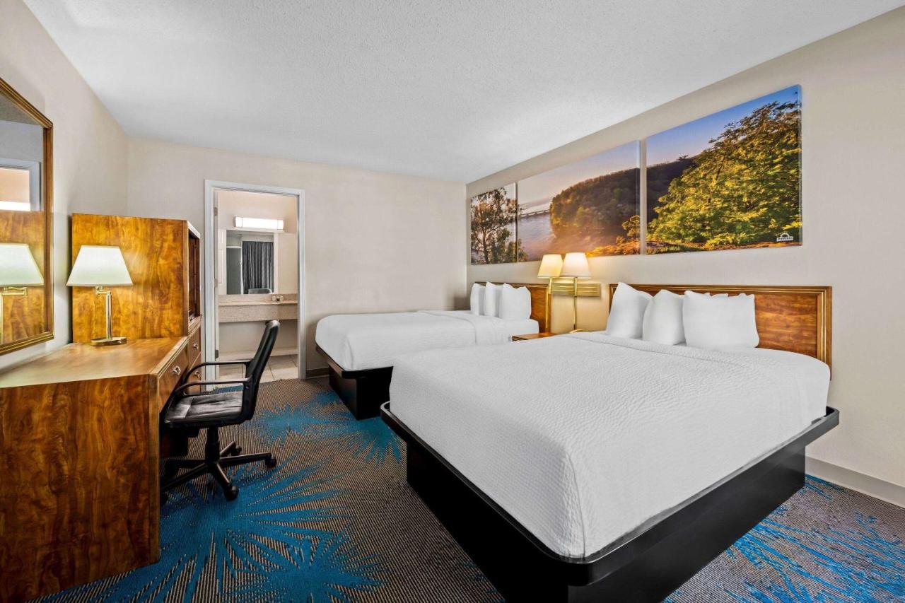 Deluxe Double Room with Two Double Beds - Non-Smoking at Days Inn by Wyndham Dubuque