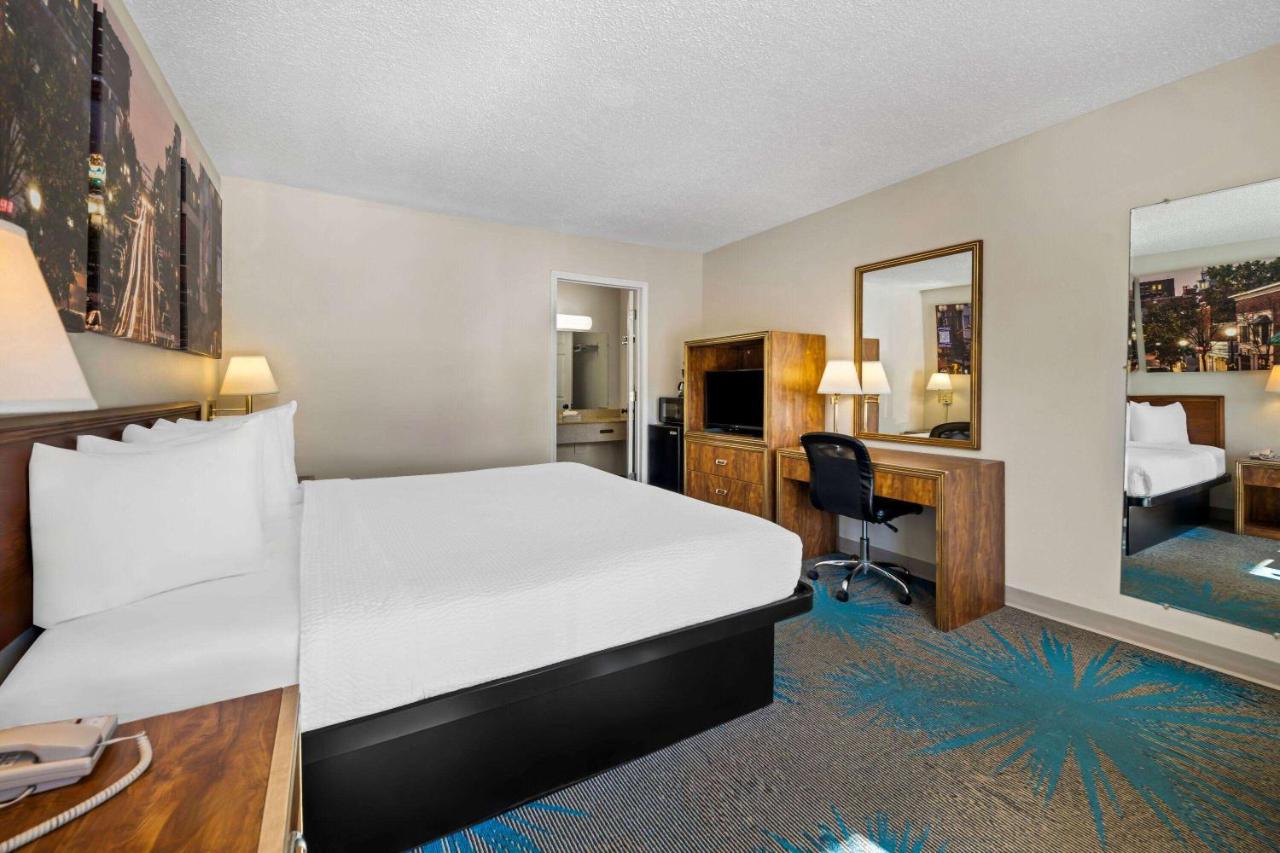 King Room - Non-Smoking at Days Inn by Wyndham Dubuque