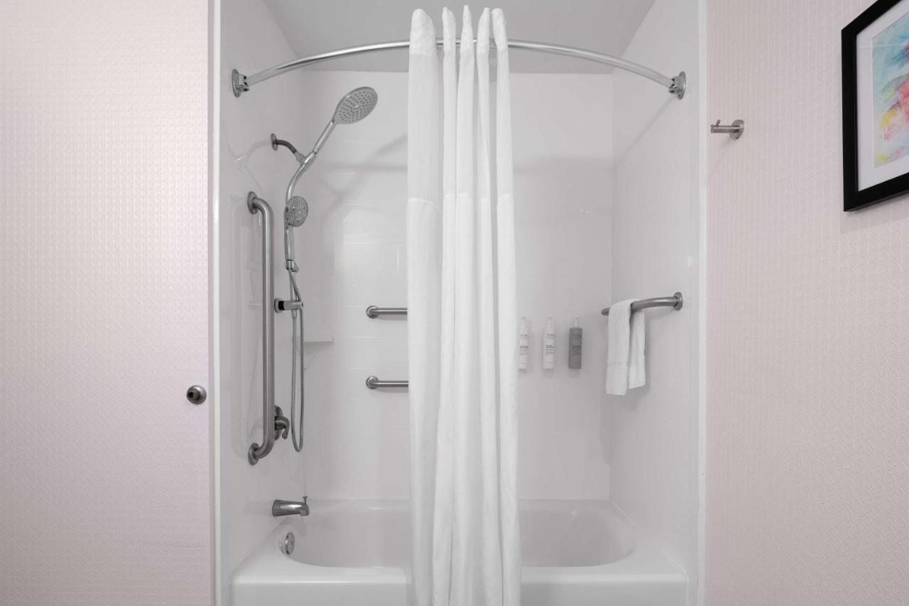 Double Room - Disability Access with Tub/Non-Smoking at Hampton Inn Norfolk/Virginia Beach
