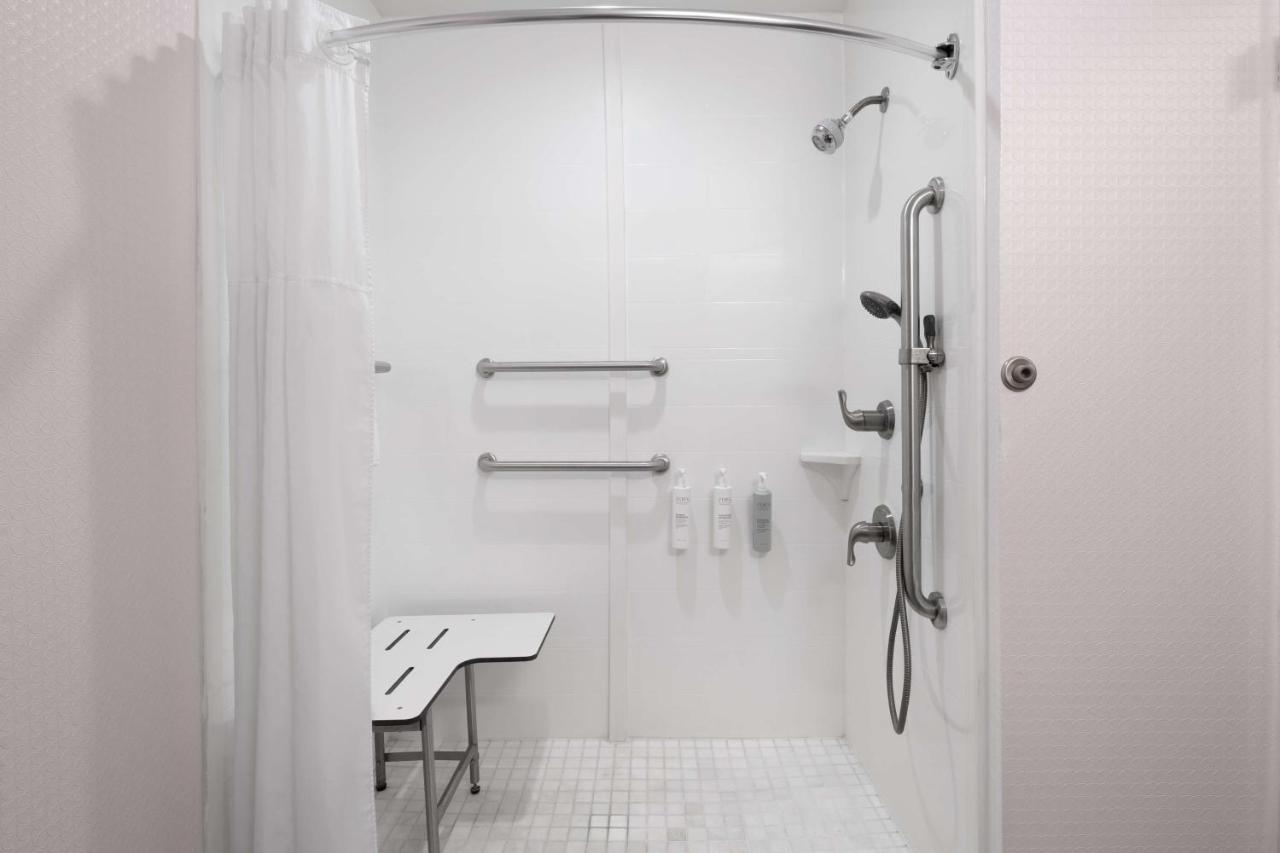 Double Room - Disability Access with Tub/Non-Smoking at Hampton Inn Norfolk/Virginia Beach