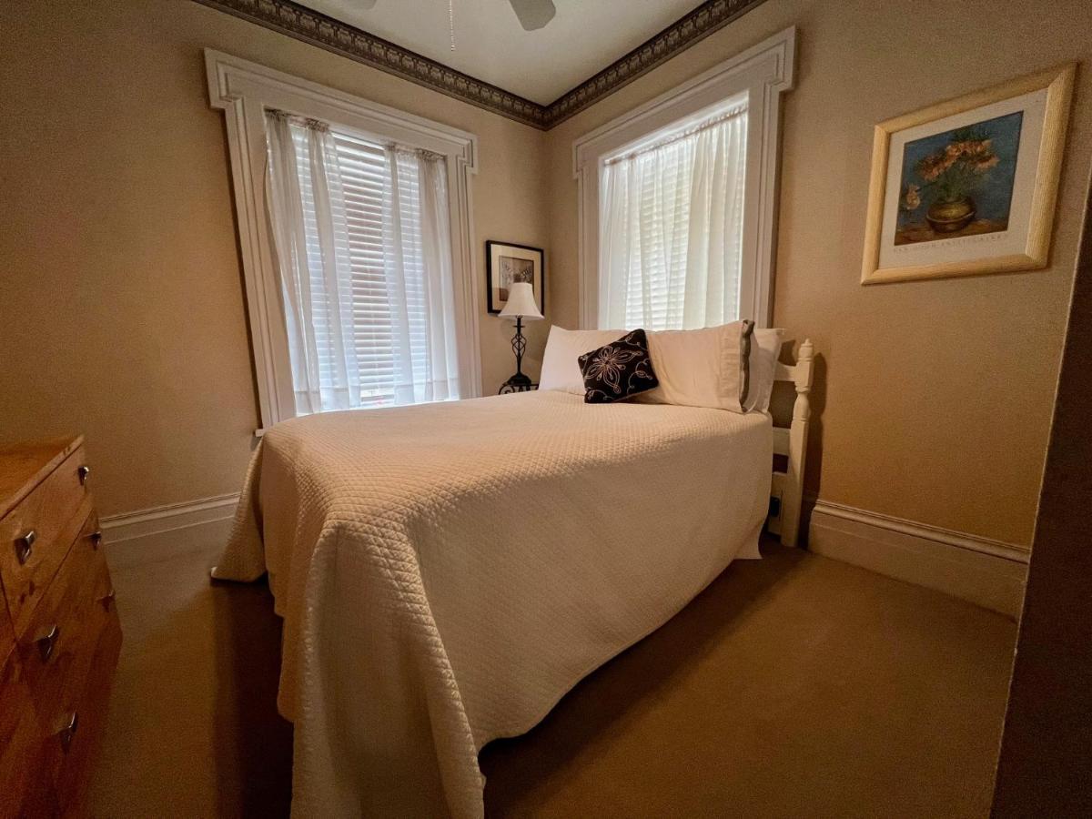 | The Mount Vernon Inn