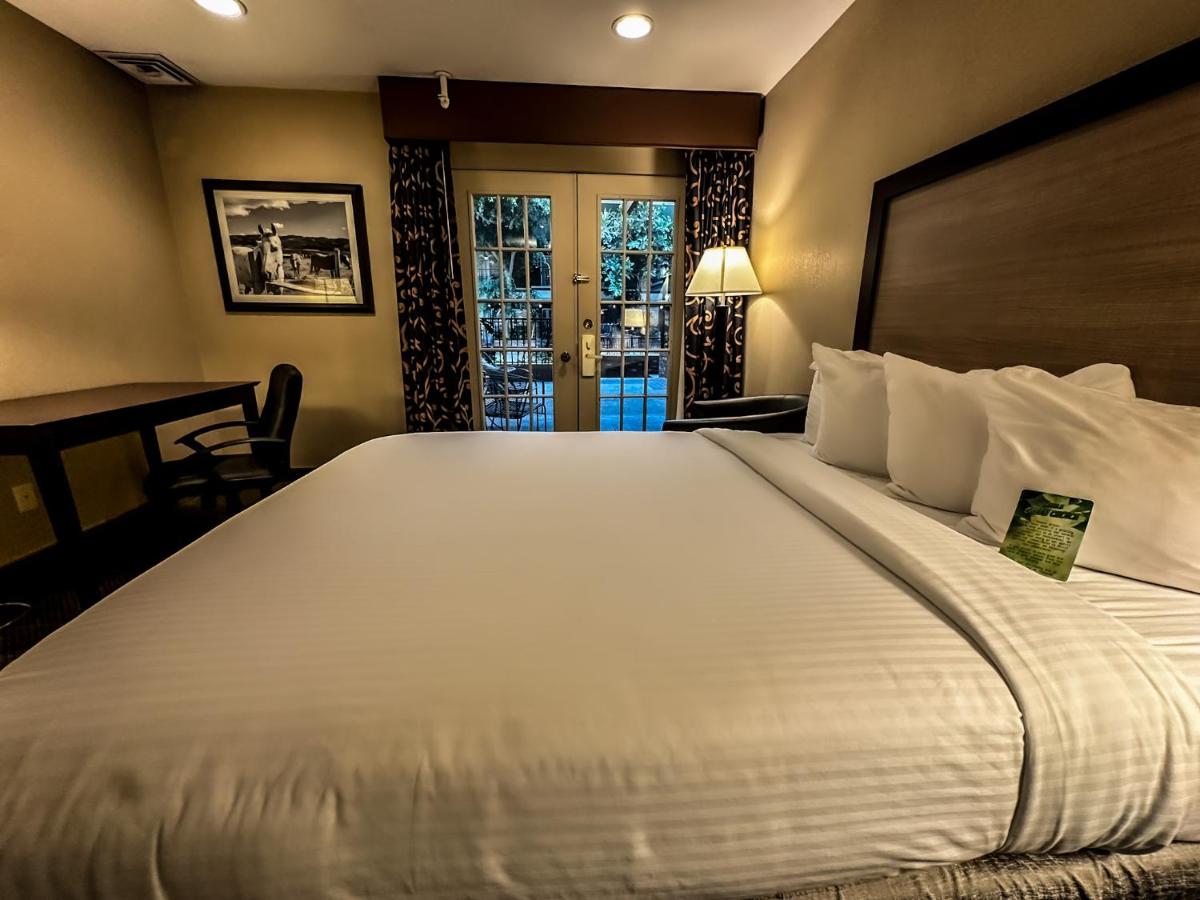 Executive Queen Room with Two Queen Beds at Heritage Inn