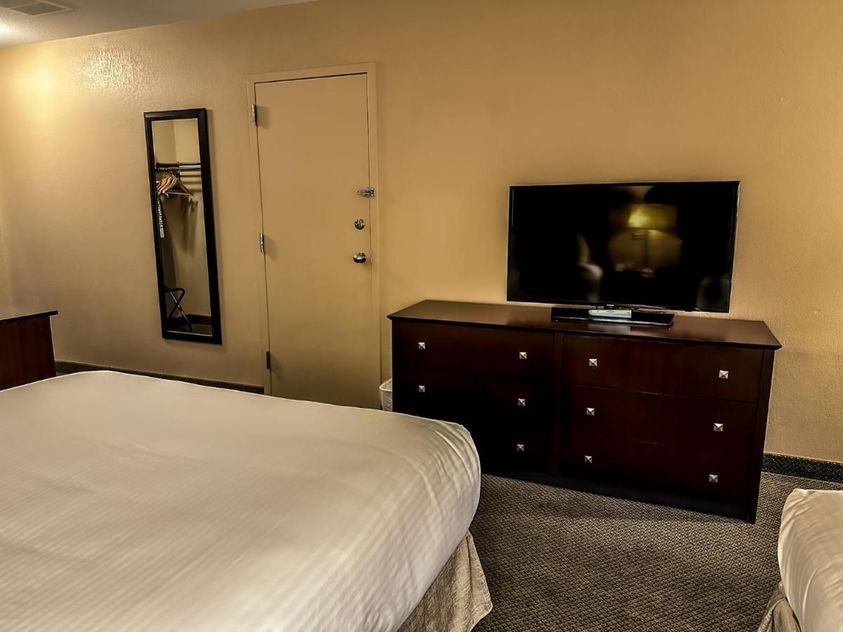 Executive Queen Room with Two Queen Beds at Heritage Inn