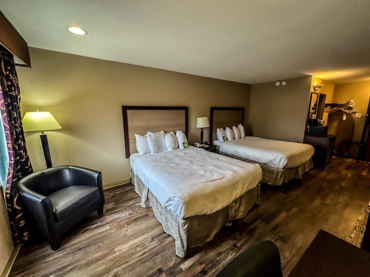 Queen Room at Heritage Inn