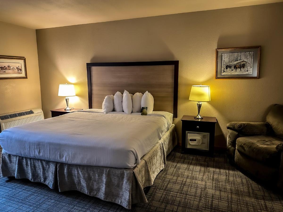 Superior King Suite at Heritage Inn