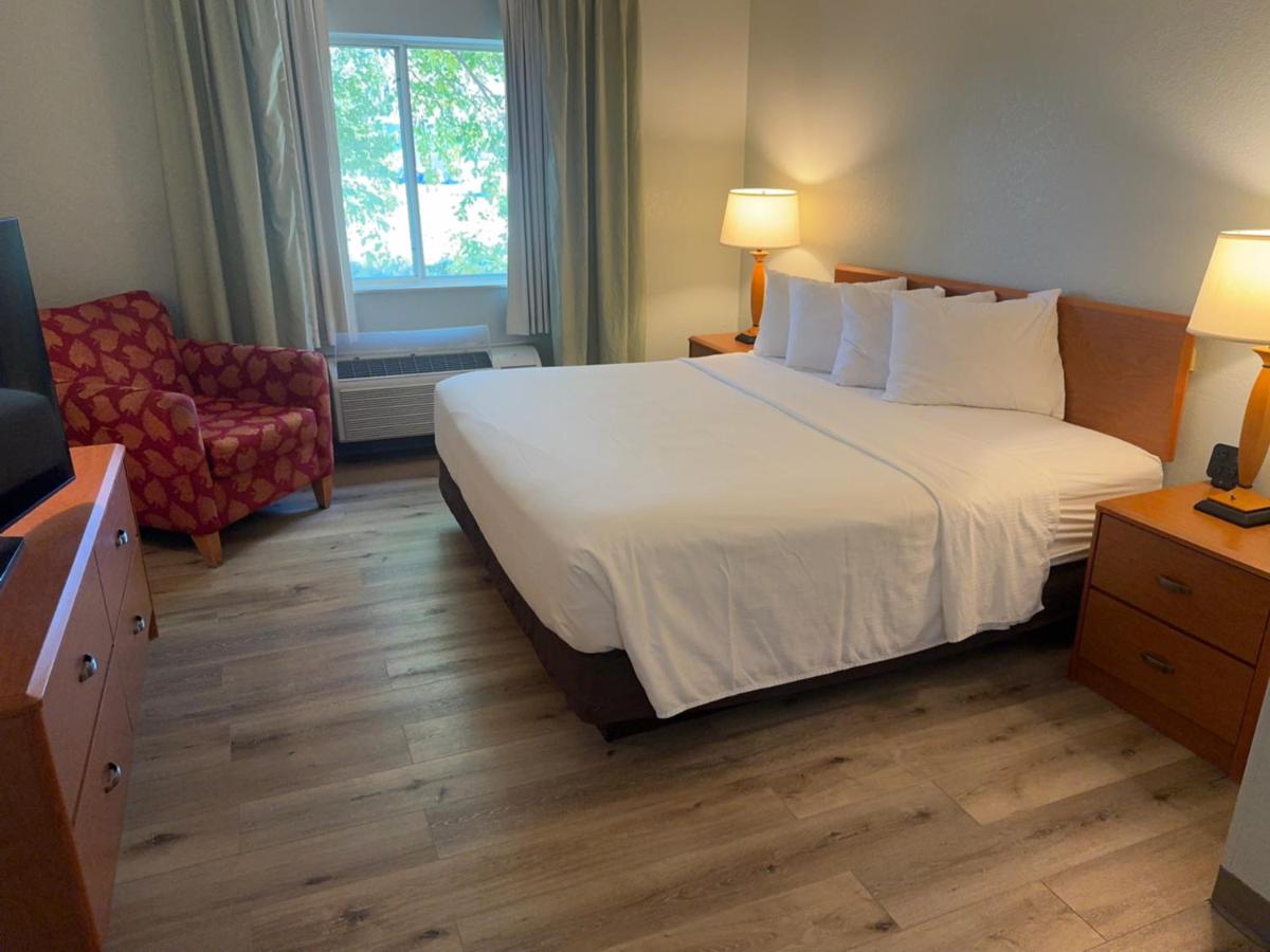 Business King Room - Non-Smoking at Wingate by Wyndham Sioux City