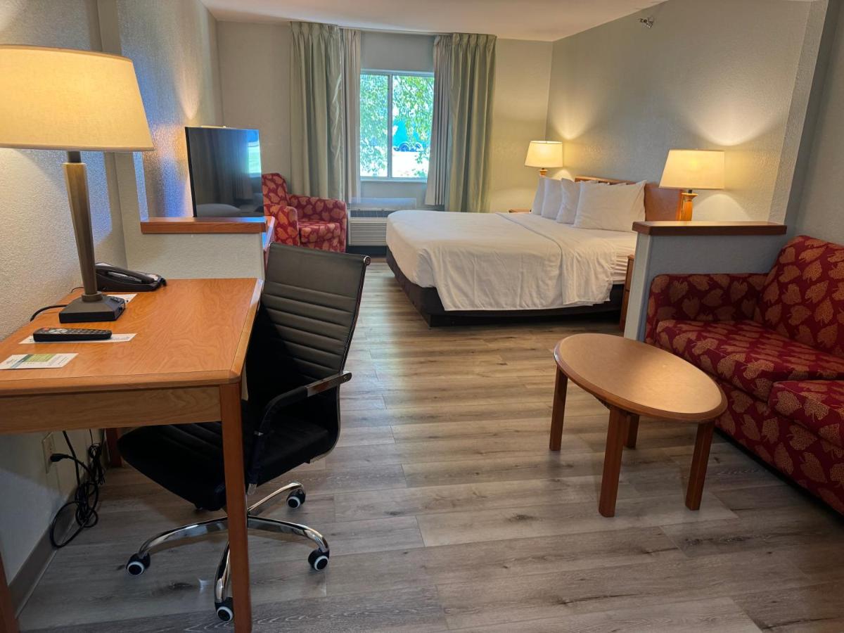 Business King Room - Non-Smoking at Wingate by Wyndham Sioux City
