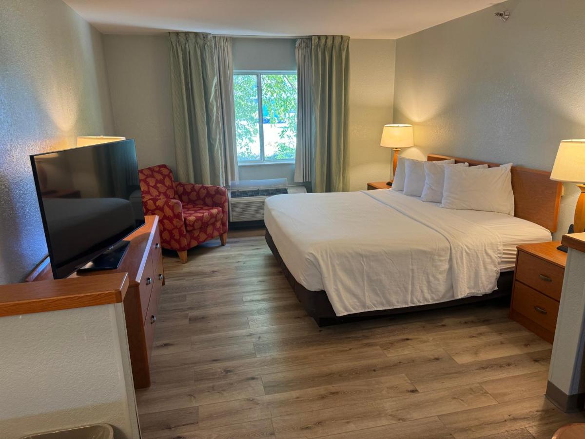 Business King Room - Non-Smoking at Wingate by Wyndham Sioux City