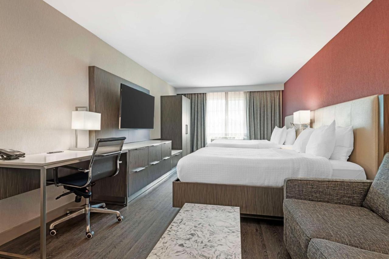 Queen Suite with Walk-In Shower - Disability Access at Best Western Plus Temecula Wine Country Hotel &Suites