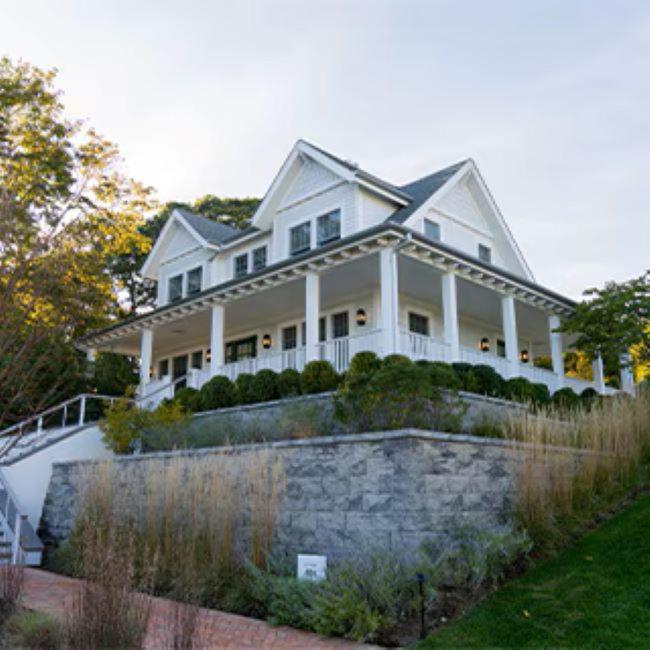 | Canoe Place Inn & Cottages