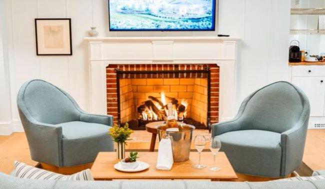 | Canoe Place Inn & Cottages