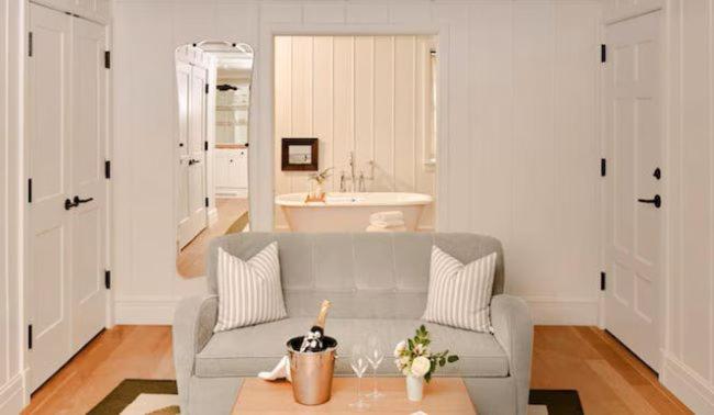 | Canoe Place Inn & Cottages