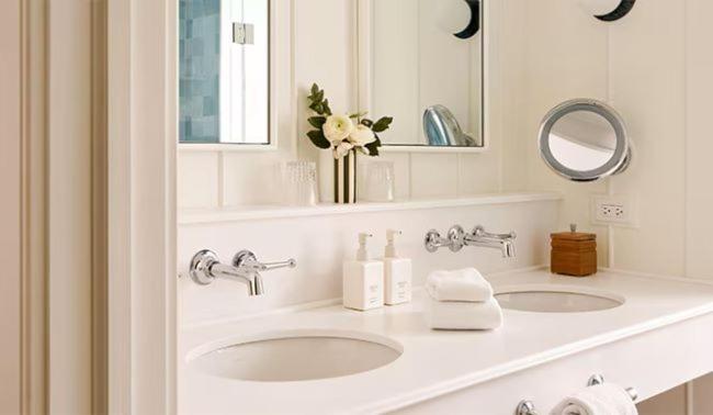  | Canoe Place Inn & Cottages