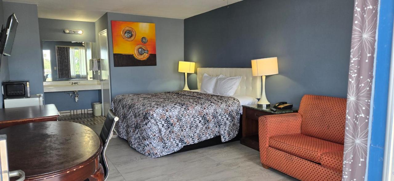 | Deluxe Inn Airport